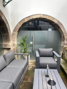 - un salon avec deux canapés et une table dans l'établissement Casa de Foro, à Angra do Heroísmo