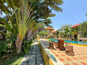 Bazén v ubytování Baan Bali Beach Resort Pranburi nebo v jeho okolí