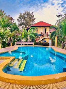 Bazén v ubytování Baan Bali Beach Resort Pranburi nebo v jeho okolí