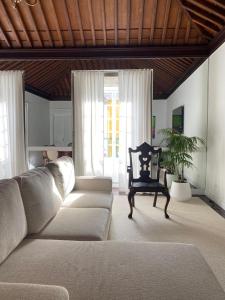 - un salon avec un canapé et une chaise dans l'établissement Casa de Foro, à Angra do Heroísmo