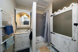 Koupelna v ubytování Le Cottage du Moulin - 15min du Mont Saint-Michel + 7 fotografií