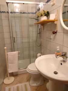 y baño con ducha, aseo y lavamanos. en Casa dei Nonni, en Vasto