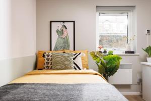 1 dormitorio con 1 cama con una foto en la pared en Unite Students - The Bridge House - Fountainbridge, en Edimburgo