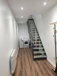 escalera en una habitación con lavadora en Orvilliers, en Moulins 12 fotos más