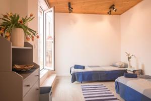 a bedroom with two beds and a window at Casa do Sol Nascente in Foz do Arelho