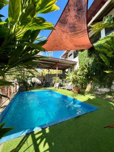 - une piscine dans la cour d'une maison dans l'établissement Villas Jacquelina, à Quepos