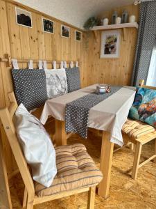 Horská maringotka na farmě في Klíny: غرفة طعام مع طاولة وكرسيين