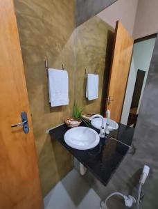 ein Badezimmer mit 2 Waschbecken und einem Spiegel in der Unterkunft Casa Mar Self Jeri in Jericoacoara