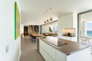 een keuken en woonkamer met uitzicht op de oceaan bij Guacana in Le Gosier