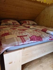 Postel nebo postele na pokoji v ubytování Koča v gozdu, Forest house near Bled