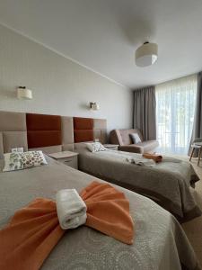 pokój hotelowy z 2 łóżkami i muszką w obiekcie Damroka w Łebie