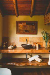 baño con encimera de madera y lavamanos en CASA MIA, en Moreré