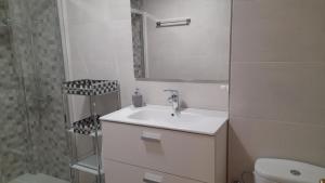 Un baño blanco con lavabo y ducha. en Soria Naturaleza, en Soria 21 fotos más