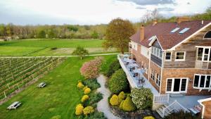 een luchtzicht op een huis met een tuin bij Warner-Concord Farms Bed & Breakfast in Geneva