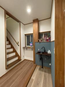 un pasillo con lavabo y escaleras en una casa en Guest house HaDuNo - Vacation STAY 85297v, en Shingu