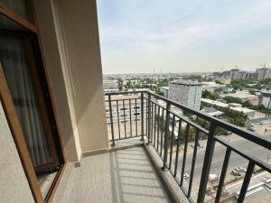 Balkon atau teras di Шикарная квартира в Алмазар сити с видом на город.