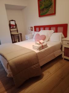 Casa rural Nica في Arganza: غرفة نوم عليها سرير وفوط