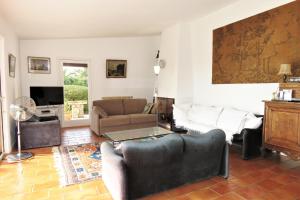 sala de estar con sofá y mesa en Villa Perdrix, en Grimaud