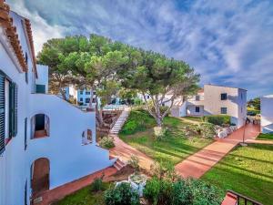 une vue aérienne d'une maison avec une cour dans l'établissement Xaloc , apartamento con piscina y junto la playa, à Arenal d'en Castell