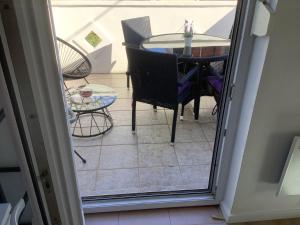 widok na stół i krzesła z drzwi w obiekcie Apartments Mia w Bibinje