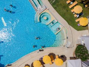 una vista aérea de una piscina con sombrillas en Hotel Terme Helvetia, en Abano Terme