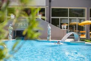 Bazén v ubytovaní Hotel Terme Helvetia alebo v jeho blízkosti