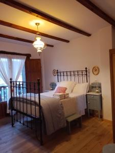 ein Schlafzimmer mit einem großen Bett und einem Fenster in der Unterkunft Casa rural Nica in Arganza