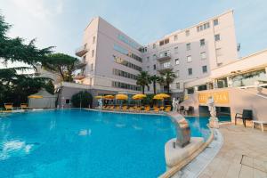 uma grande piscina em frente a um edifício em Hotel Terme Helvetia em Abano Terme