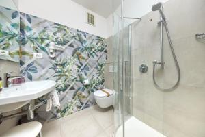 马尔切西内Eco Hotel Ariston的带淋浴、马桶和水槽的浴室