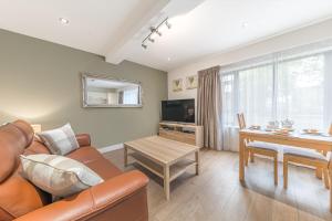 un soggiorno con divano e tavolo di Abbey Apartments Modern ApartHotel for Tourists & Professionals a Barrow in Furness