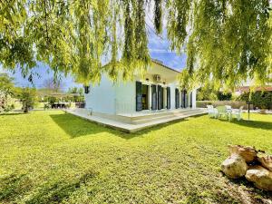 una casa con un grande cortile di fronte di Villa Dafni with private pool by DadoVillas a Roda