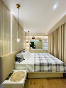 - une chambre avec un lit et un miroir dans l'établissement 10 Luxurious King Suite, à Iloilo