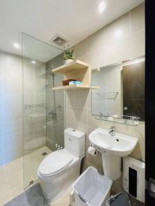 une salle de bain avec toilettes et lavabo dans l'établissement 10 Luxurious King Suite, à Iloilo