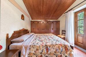 Postel nebo postele na pokoji v ubytování Tenuta Cerbaiola with Pool, Garden & Parking