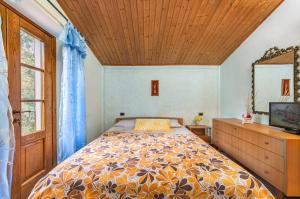 Postel nebo postele na pokoji v ubytování Tenuta Cerbaiola with Pool, Garden & Parking