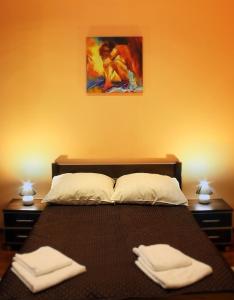 シュチェチンにあるPokoje Integroのベッドルーム1室(ベッド1台、白いタオル2枚付)