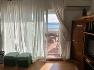 Televízia a/alebo spoločenská miestnosť v ubytovaní Apartamento RITS Beachfront