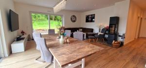 a living room with a table and a dining room at Ferienhaus Waldblick in Hohenfels-Essingen