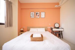 Un dormitorio con una cama con una cesta. en 三三旅宿33 Bed & Breakfast, en Lukang