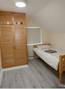 Cork York Palm في كورك: غرفة نوم صغيرة بها سرير وخزانة