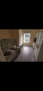 Cette chambre comprend 2 lits superposés et une fenêtre. dans l'établissement Cork York Palm, à Cork