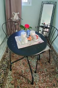 - une table avec un plateau de nourriture dans l'établissement La Casa della Rosa Nana, à Trezzano sul Naviglio