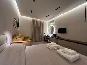 Una habitación de hotel con una cama con dos toallas. en Holiday House, en Nápoles