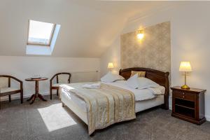 1 dormitorio con 1 cama, mesa y sillas en La Maison de Caroline en Alba Iulia