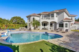 a house with a swimming pool in front of it at Luxury 8-BR with Pool Basketball Volleyball in Plantation