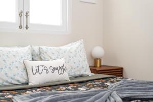 un letto con un cuscino che recita la vita è sufficiente di 2-BR Apt centrally located in OSJ! a San Juan