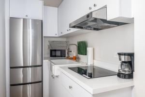 Cucina o angolo cottura di 2-BR Apt centrally located in OSJ!