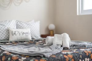 Letto o letti in una camera di 2-BR Apt centrally located in OSJ!