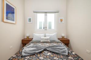 Letto o letti in una camera di 2-BR Apt centrally located in OSJ!