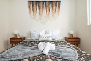 Letto o letti in una camera di 2-BR Apt centrally located in OSJ!